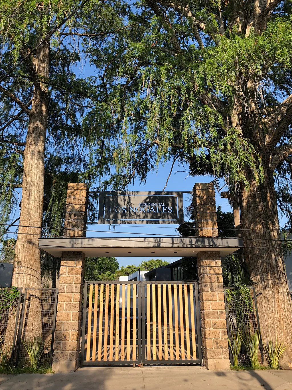 Proyecto integral de diseño y construcción de fraccionamiento Residencial Los Nogales; infraestructura y desarrollo de obra civil para condominios en San Luis Potosi, México.