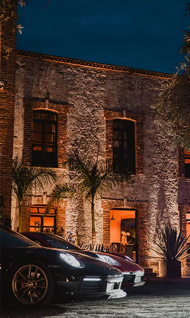 Fachada iluminada de hotel histórico en Rioverde SLP, reconstrucción arquitectónica por Jaasiel Guerrero.