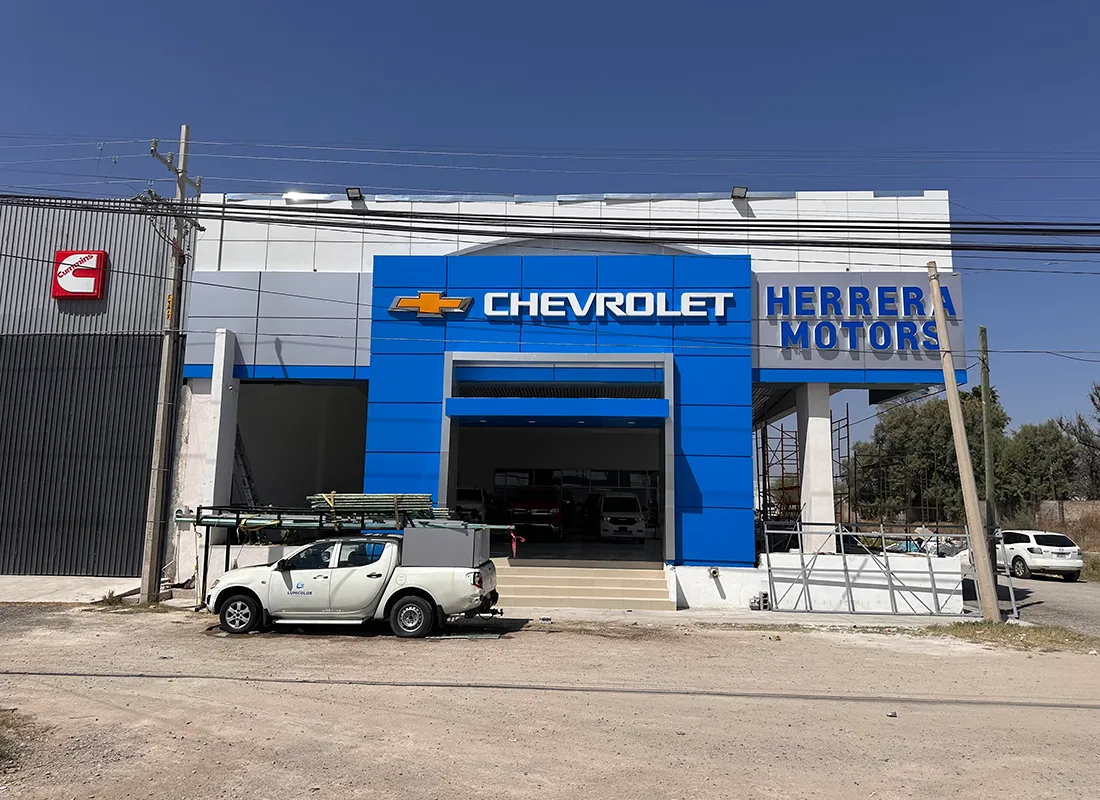 Rebranding de fachada y remodelación de agencia Chevrolet Matehuala Herrera Motors; proyecto de arquitectura comercial y construcción de puntos de venta en San Luis Potosí, México.
