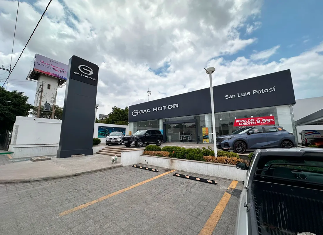 Vista de la fachada exterior de la agencia GAC Motor en San Luis Potosí, México. Proyecto finalizado de rebranding corporativo y remodelación de punto de venta automotriz, antigua agencia Chevrolet. Por qué funciona: Describe literalmente lo que hay en la foto (Fachada GAC Motor SLP), pero introduce orgánicamente el contexto del trabajo realizado.